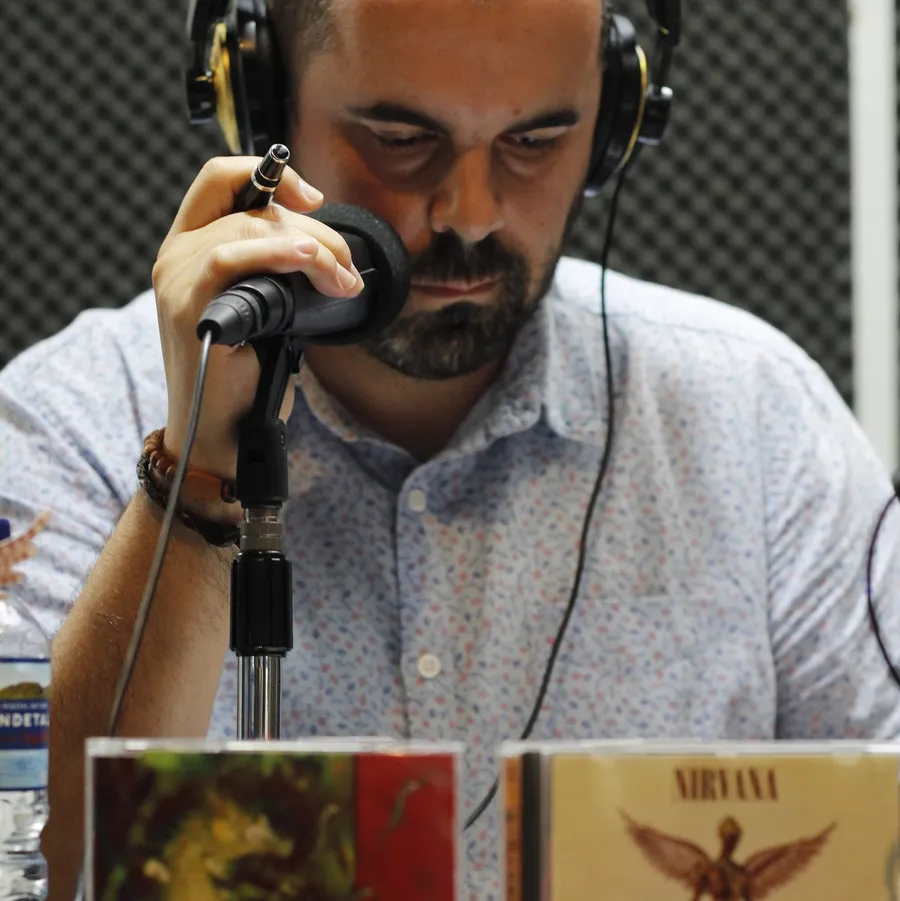 Roberto Martínez, presentador de Bienvenido a los 90, en el estudio de Radio Utopía
